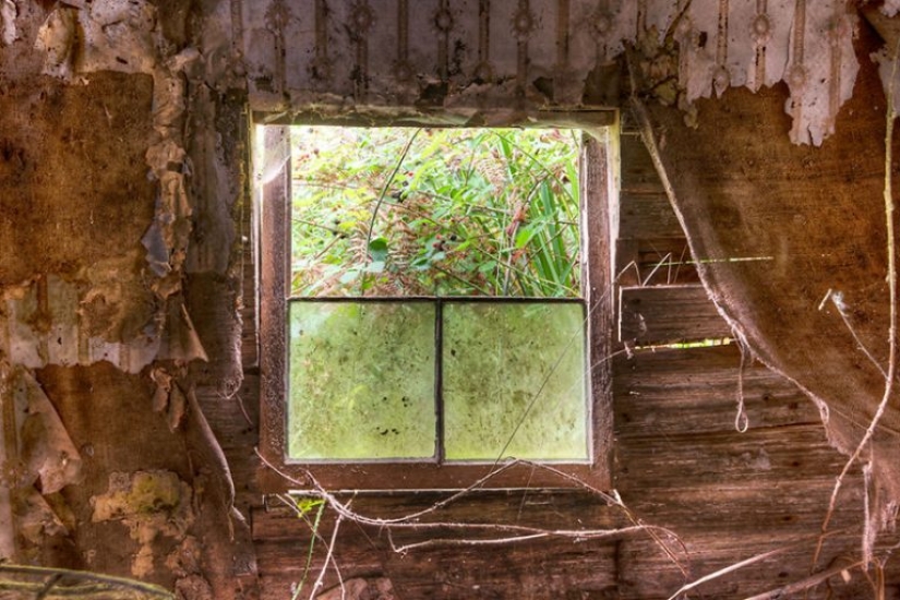 Fotógrafo tomando fotos de ventanas en lugares abandonados