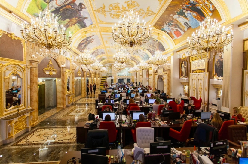 Foto de la oficina de la compañía de Ekaterimburgo, que se parece más a un palacio