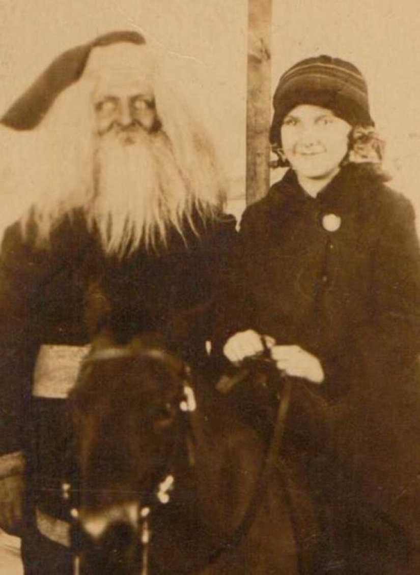 Fotos con Papá Noel del pasado que asustarán a este hombre con barba de algodón