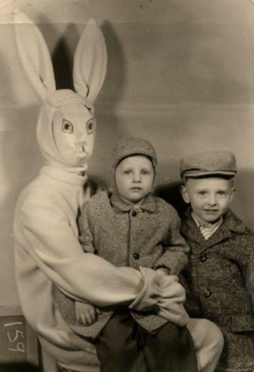 Fotos de niños viejos con conejitos de Pascua que ponen los pelos de punta