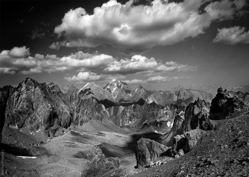Fotos en blanco y negro de montañas