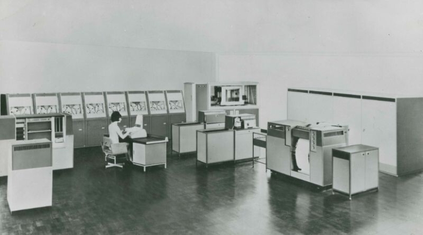 Fotos retro de interiores y electrodomésticos en oficinas de los años 70 y 80