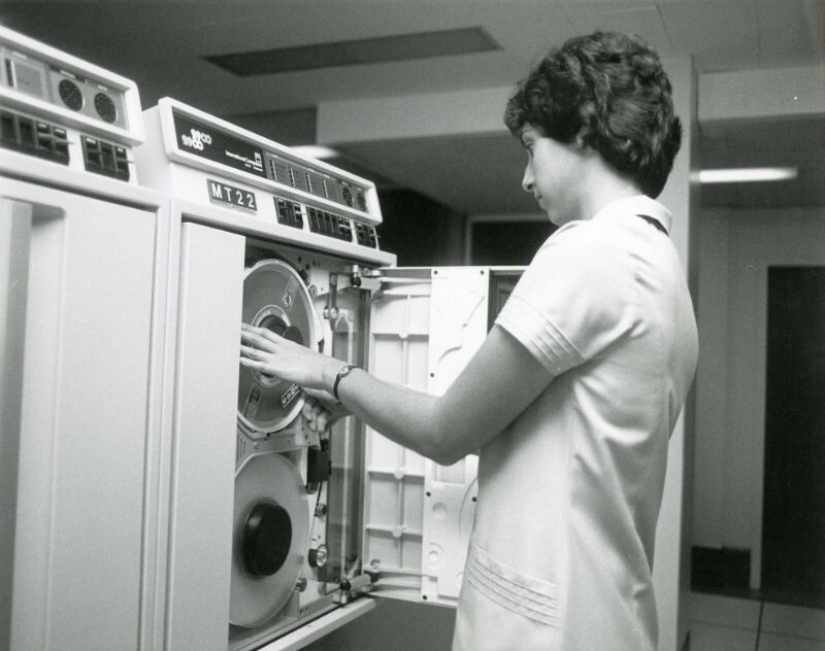 Fotos retro de interiores y electrodomésticos en oficinas de los años 70 y 80