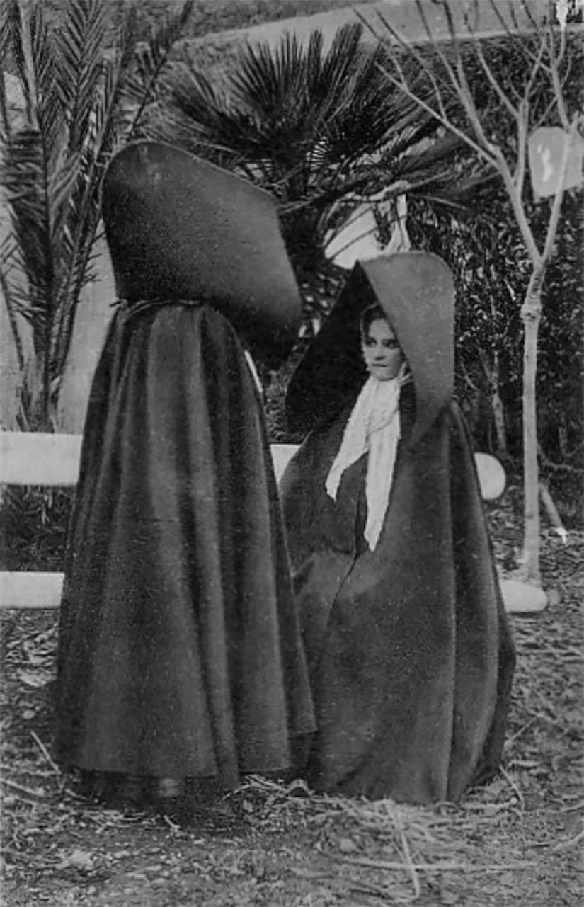 Fotos vintage de mujeres portuguesas en capuchas gigantes de las Azores