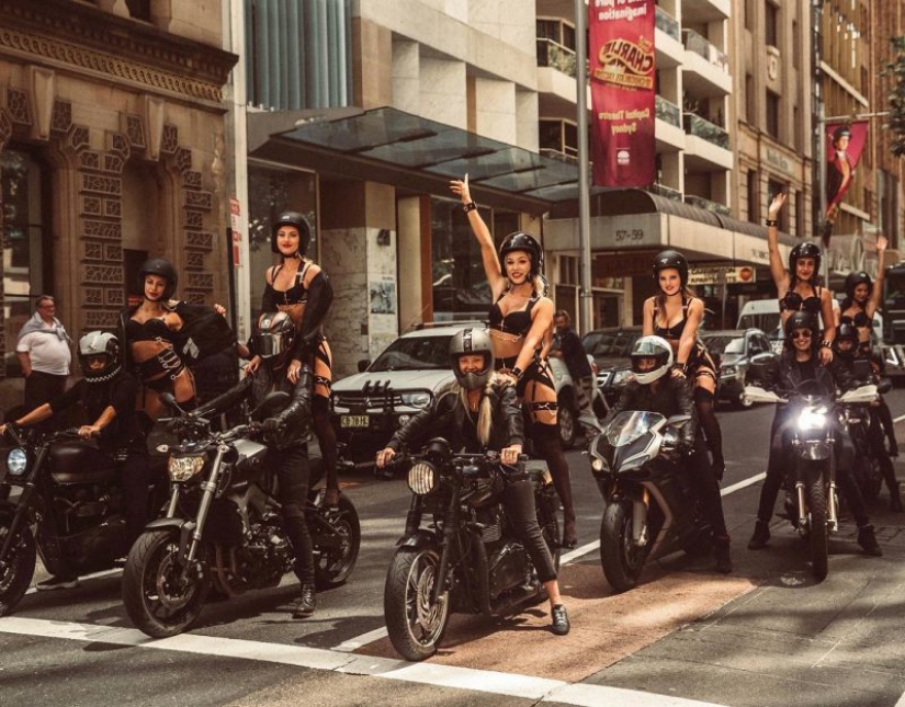 Freedom from stereotypes: hot naked beauties rode around Sydney on bikes