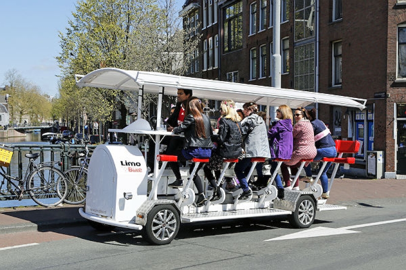 ¡Fuera de aquí! Los residentes de Ámsterdam sacaron de las calles las bicicletas de cerveza populares entre los turistas