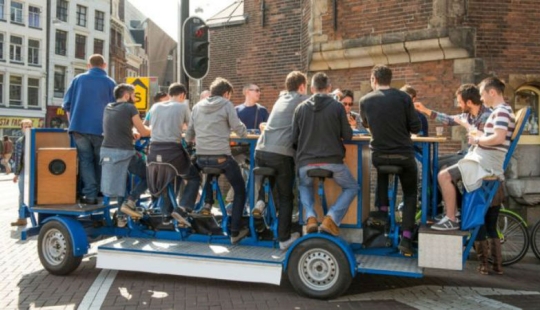 ¡Fuera de aquí! Los residentes de Ámsterdam sacaron de las calles las bicicletas de cerveza populares entre los turistas