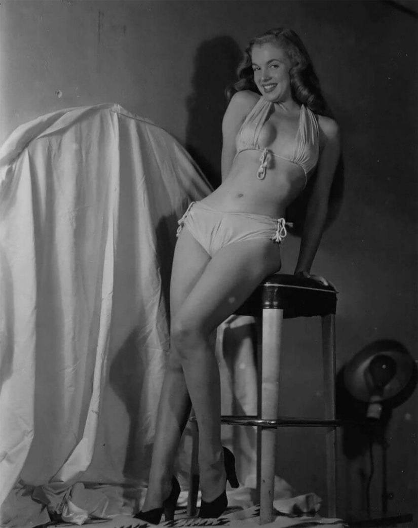 Future sex symbol Marilyn Monroe posing for pinup artist Earl Moran in the late 40‑ies