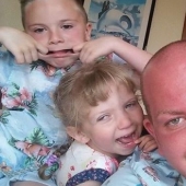 Gay británico adoptó a cuatro niños discapacitados y es inmensamente feliz