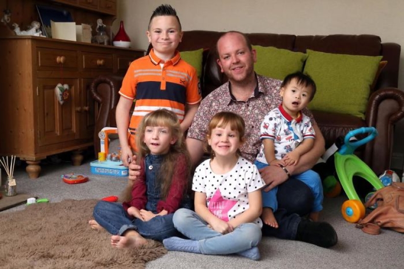 Gay británico adoptó a cuatro niños discapacitados y es inmensamente feliz