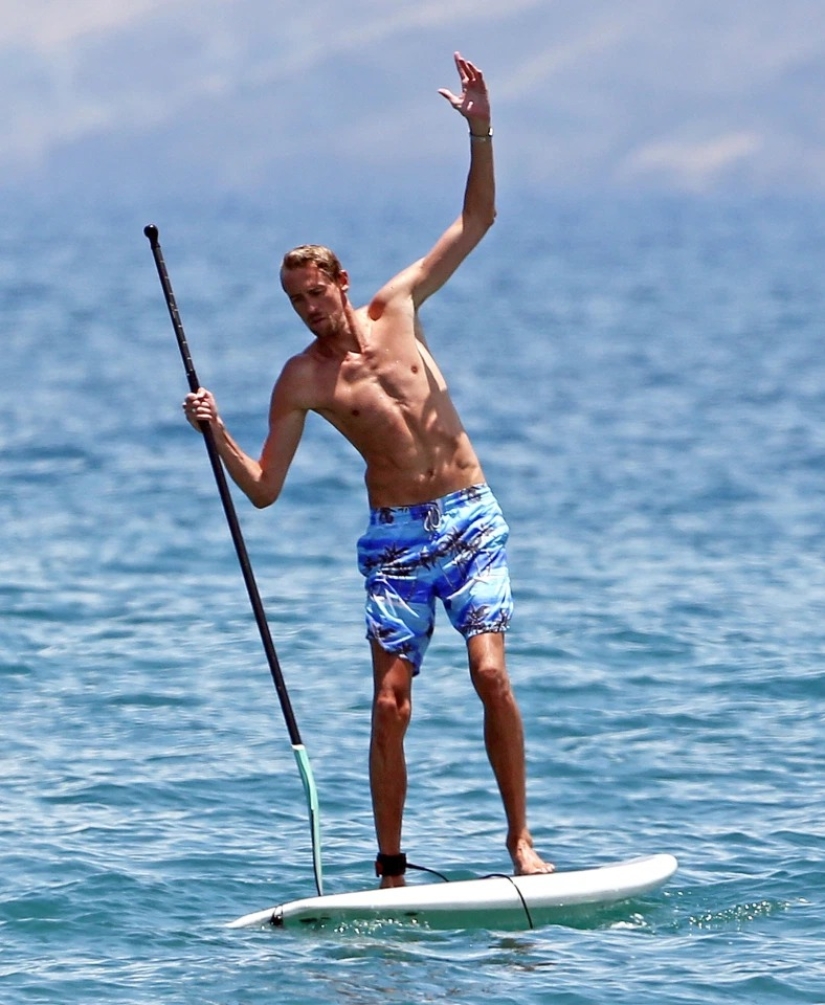 Girls with a paddle: celebrities who are fond of SUP-surfing