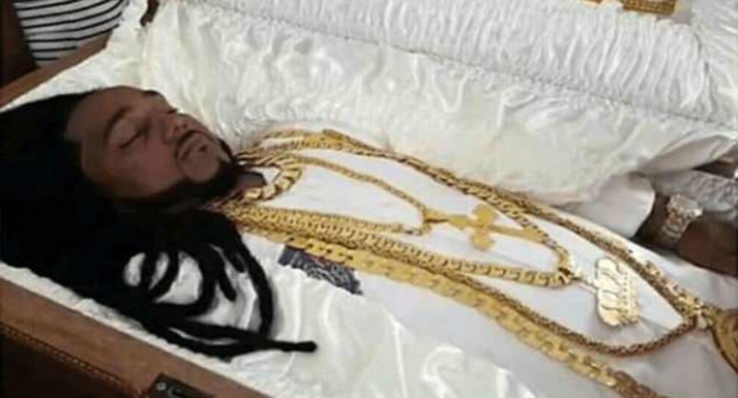 Golden coffin, champagne and jewelry: how a millionaire from Trinidad was seen off on his last journey