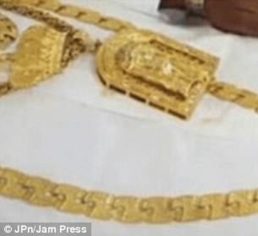 Golden coffin, champagne and jewelry: how a millionaire from Trinidad was seen off on his last journey