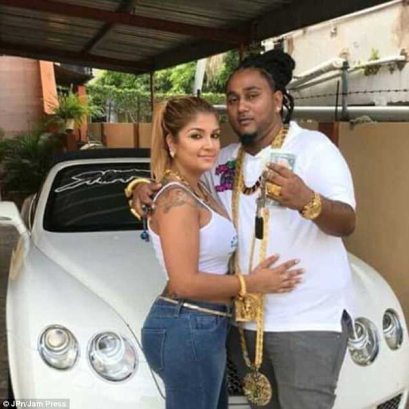 Golden coffin, champagne and jewelry: how a millionaire from Trinidad was seen off on his last journey