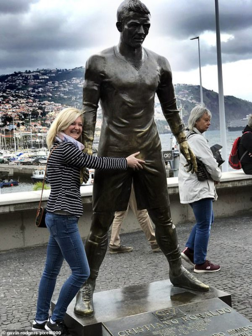 "Golden eggs": passionate fans of Cristiano Ronaldo polished the statue of the famous football player