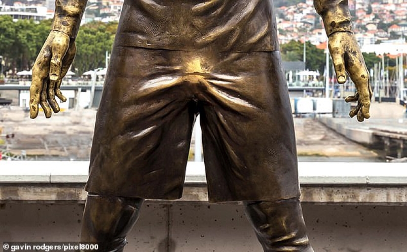 "Golden eggs": passionate fans of Cristiano Ronaldo polished the statue of the famous football player