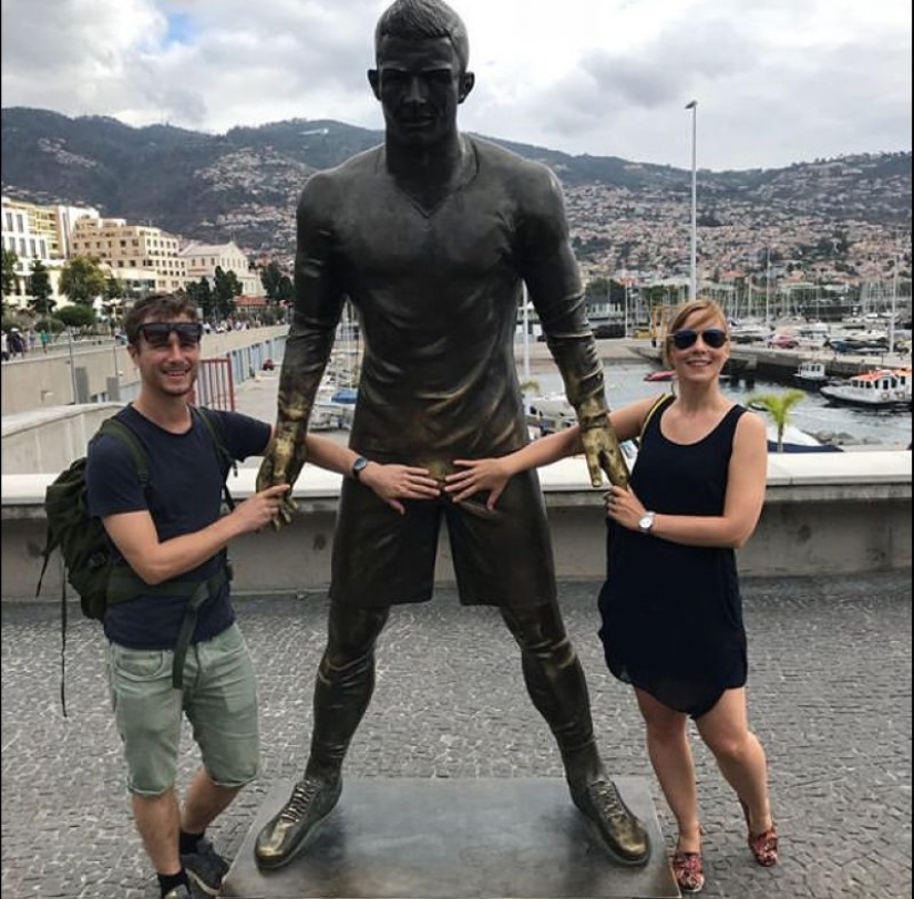 "Golden eggs": passionate fans of Cristiano Ronaldo polished the statue of the famous football player