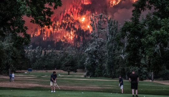 Golf during the plague: players on the background of a forest fire in the USA Golf during the plague: players on the background of a forest fire in the USA