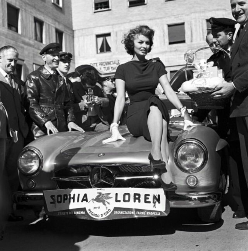 Gorgeous Sophia Loren and her Mercedes-Benz 300SL