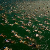 Gorros azules de natación masiva en el lago de Zúrich