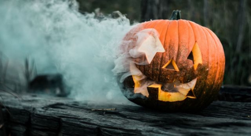 Halloween in the eclipse corridor: traditions and divination
