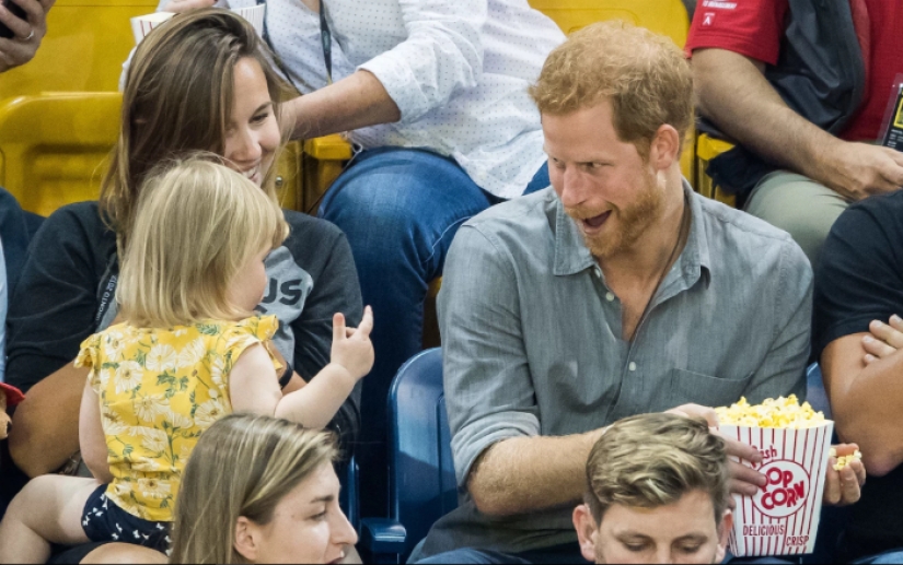 "Harry does not share food!": the British prince did not share a bucket of popcorn with a friend's little daughter