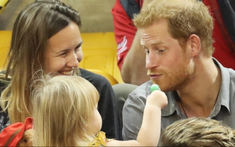 "Harry does not share food!": the British prince did not share a bucket of popcorn with a friend's little daughter