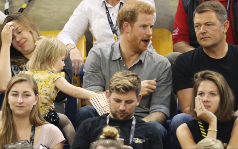 "¡Harry no comparte comida!": el príncipe británico no compartió un cubo de palomitas de maíz con la pequeña hija de un amigo