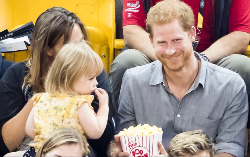 "¡Harry no comparte comida!": el príncipe británico no compartió un cubo de palomitas de maíz con la pequeña hija de un amigo