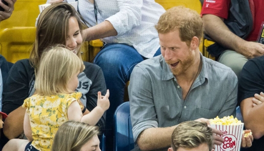 "¡Harry no comparte comida!": el príncipe británico no compartió un cubo de palomitas de maíz con la pequeña hija de un amigo