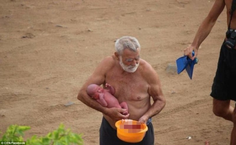Harsh tourists from Russia give birth right in the Red Sea