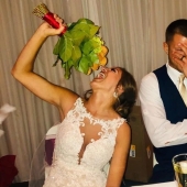 Hasta que la comida rápida nos separa: la novia recibió un ramo de pepitas de boda y se lo comió con apetito