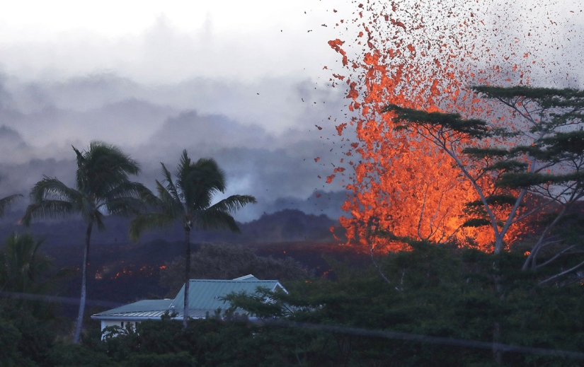 Hawaii is burning with blue flames: the eruption of the Kilauea volcano is gaining momentum