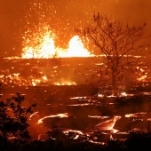 Hawaii is burning with blue flames: the eruption of the Kilauea volcano is gaining momentum