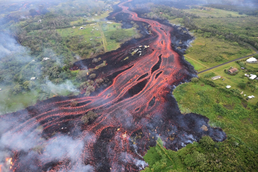 Hawaii is burning with blue flames: the eruption of the Kilauea volcano is gaining momentum