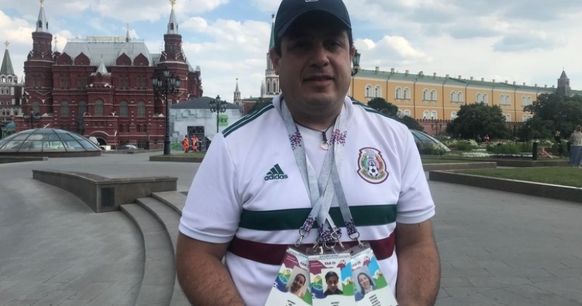 He carries tickets for the whole family with him: the Mexican buried his wife and children and still flew to the World Cup
