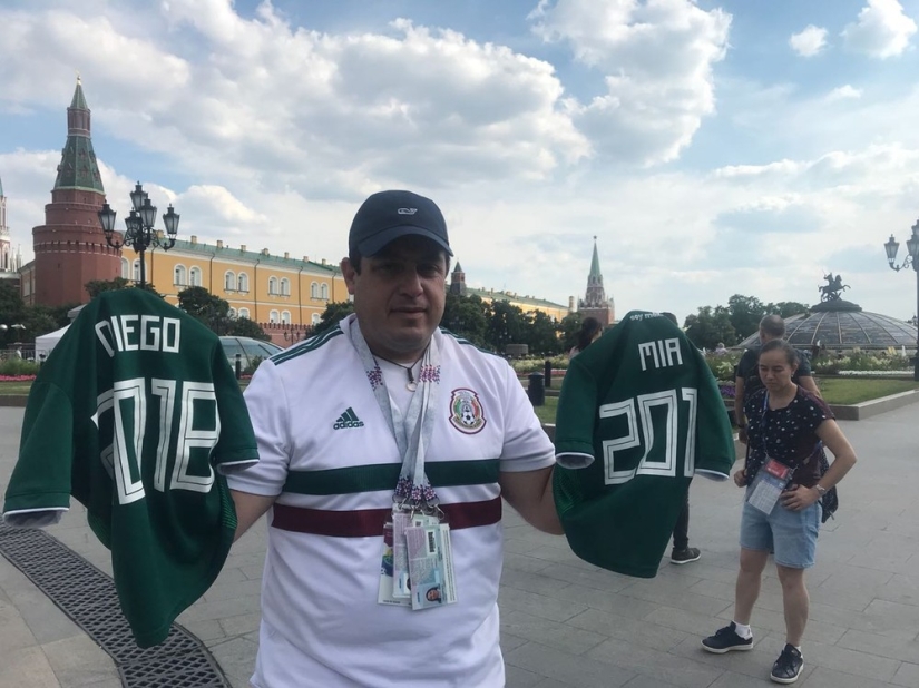 He carries tickets for the whole family with him: the Mexican buried his wife and children and still flew to the World Cup