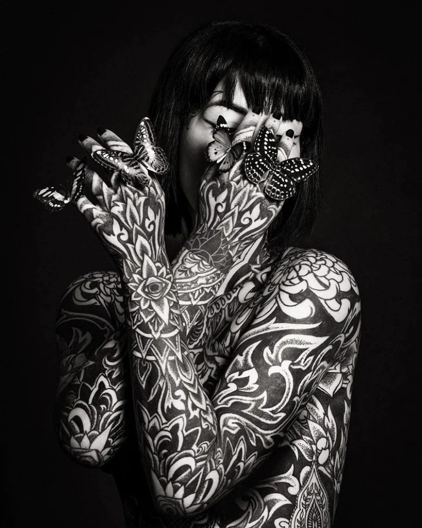 Hermosas chicas y sus tatuajes: 32 fotos en blanco y negro imbuidas de una estética encantadora