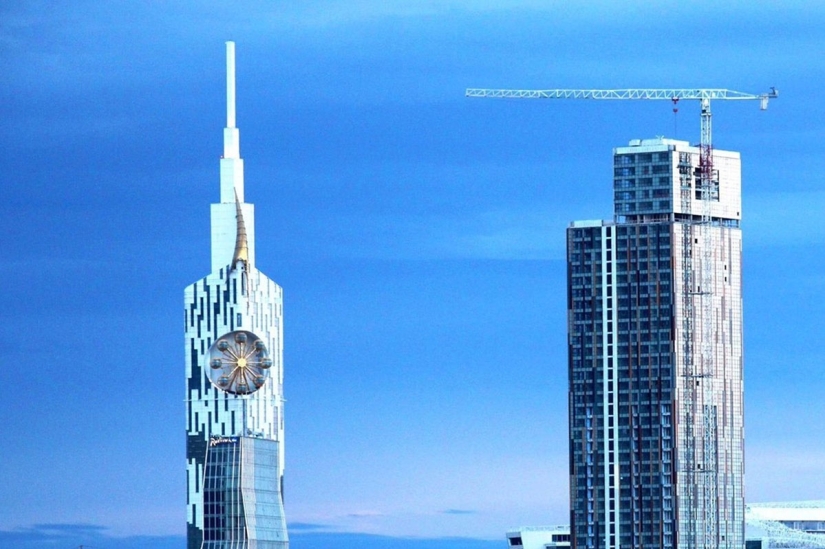 Hermoso y sin sentido: la primera noria del mundo en la fachada de un rascacielos en Batumi