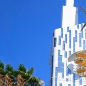 Hermoso y sin sentido: la primera noria del mundo en la fachada de un rascacielos en Batumi