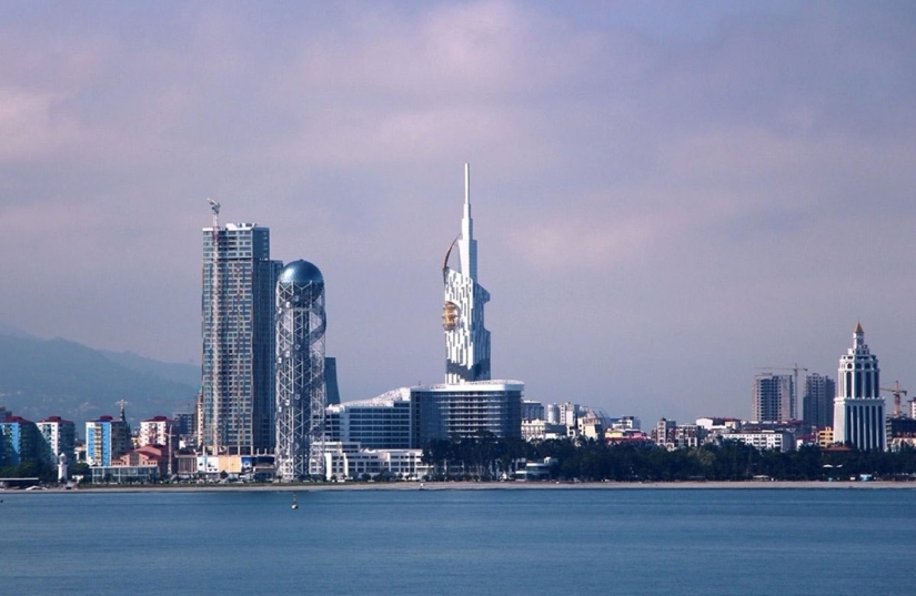Hermoso y sin sentido: la primera noria del mundo en la fachada de un rascacielos en Batumi
