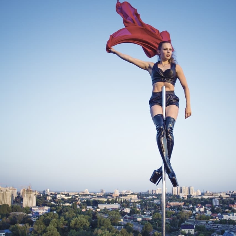 "High art": a Russian woman danced on a pole at an altitude of 100 meters
