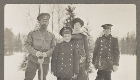 Hiking, hunting, fun games: rare photo captures the everyday life of the Royal family to exile and execution