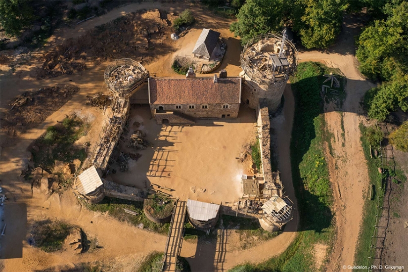 Horses, tortillas and not a single straw cutter: the French are building a castle using the technologies of the XII century