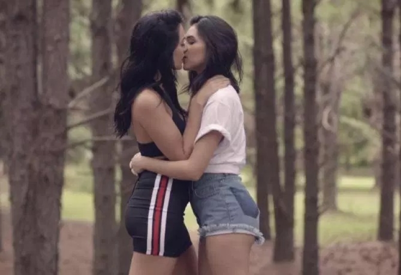 Hot thing Oriana: a la novia sexy del futbolista Paulo Dybala le gusta besar a las chicas