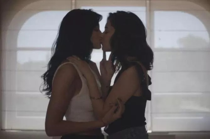 Hot thing Oriana: a la novia sexy del futbolista Paulo Dybala le gusta besar a las chicas