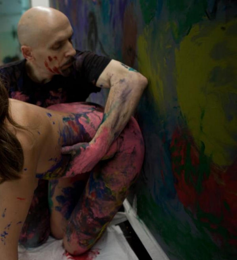 How an artist from Kazan paints pictures with girls