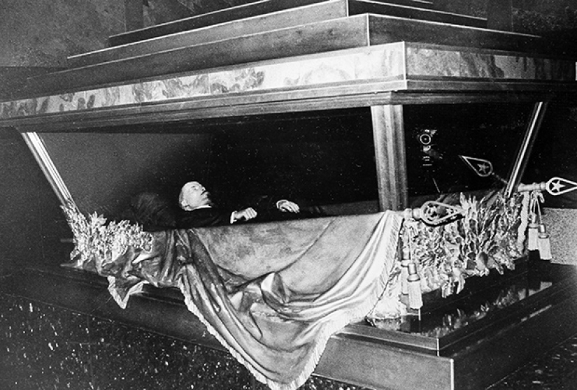 How and why did they attempt to kill the mummy of the leader of the world revolution, Lenin