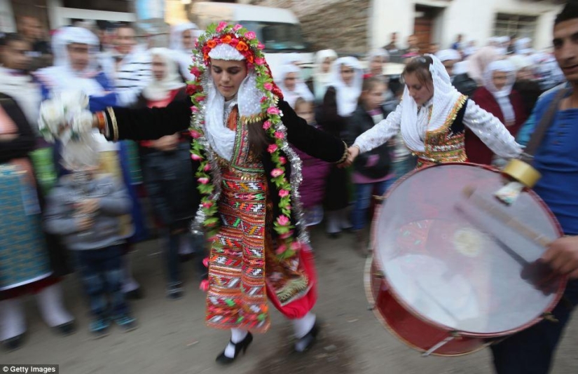 How are the weddings of Bulgarian Muslim mountaineers