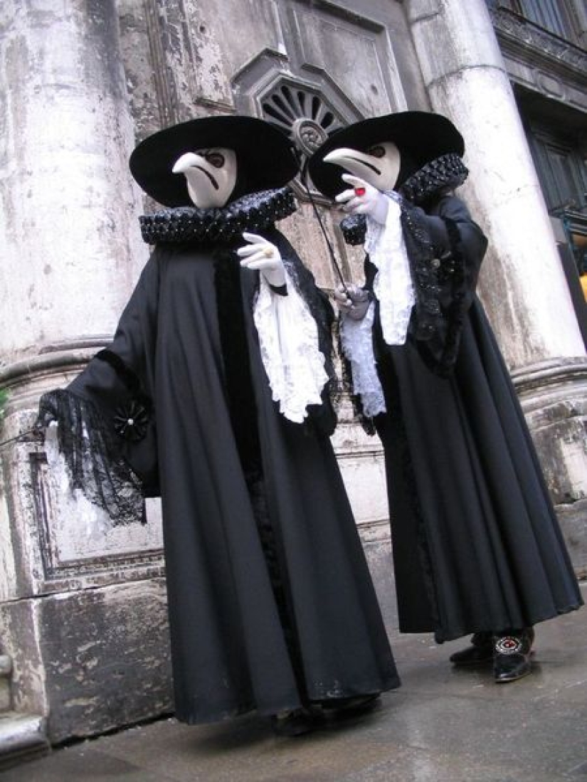 How did the costume of the plague doctor and why he looks so weird
